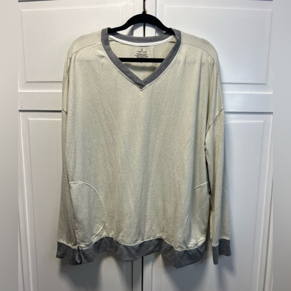 NWT Cuddl Duds Long Sleeve Pullover Top
Size Women’s XL Color Cream/Gray
